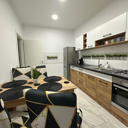 Golden Garden Luxury Apartment In Букурещ Екстериор снимка